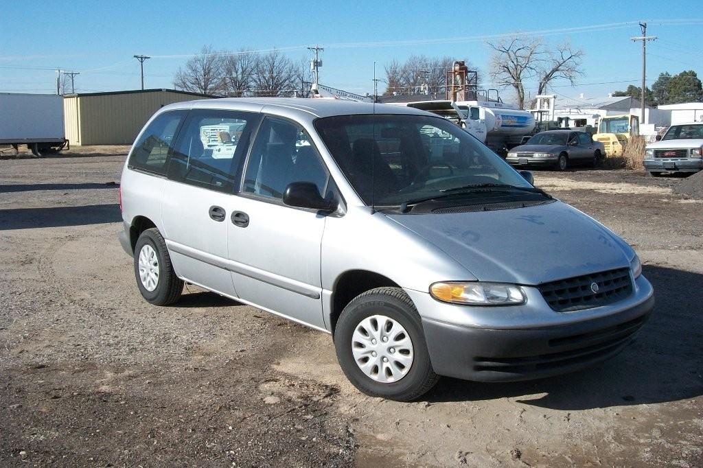 2000 Chrysler voyager minivan #1